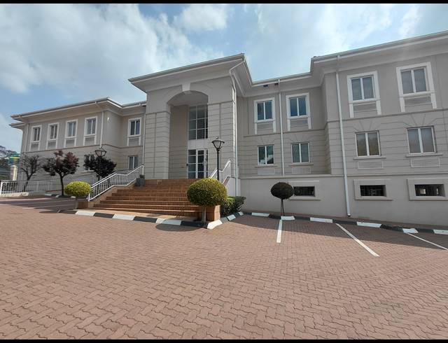 2,415M² OFFICE FOR SALE IN BRYANSTON